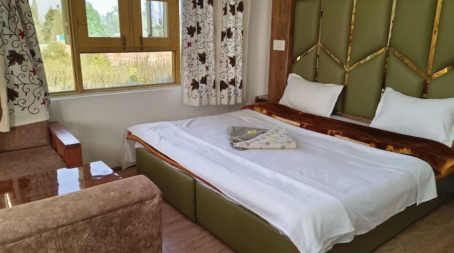 Hotel Gulsitara - Kunzer, Gulmarg Double Room 4