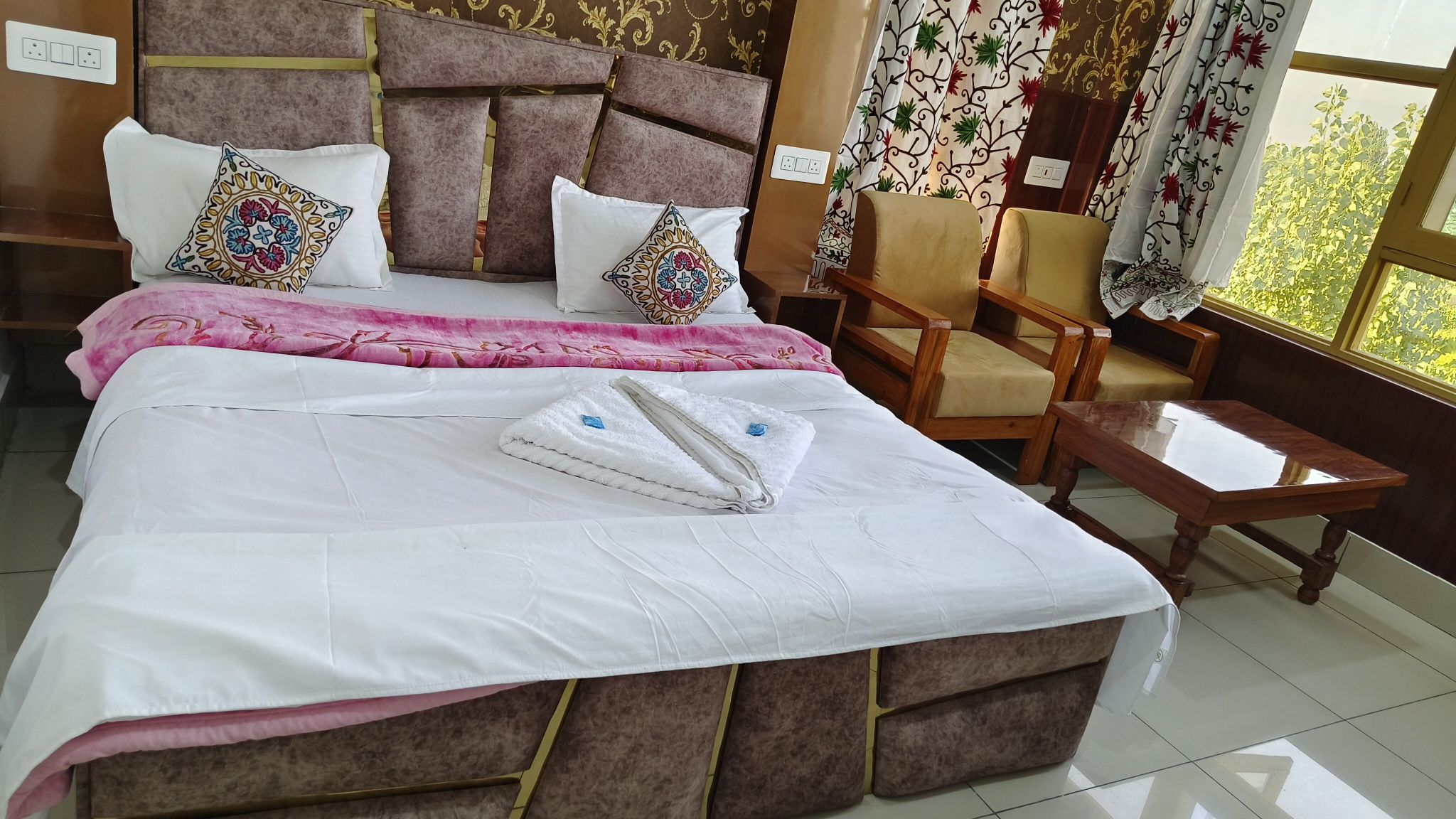 Hotel Gulsitara - Kunzer, Gulmarg Double Room 9