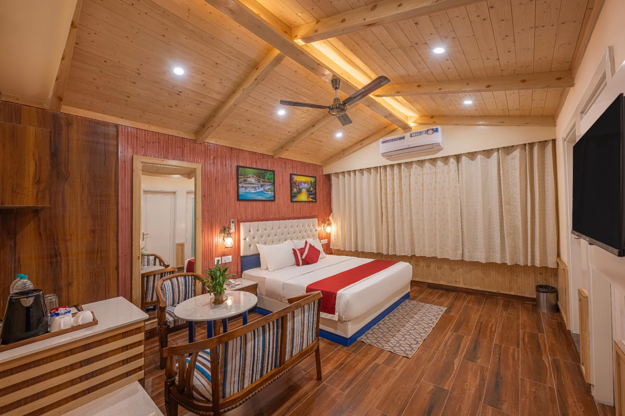 WOOD STOCK LUXURY DELUXE AC ROOM  4