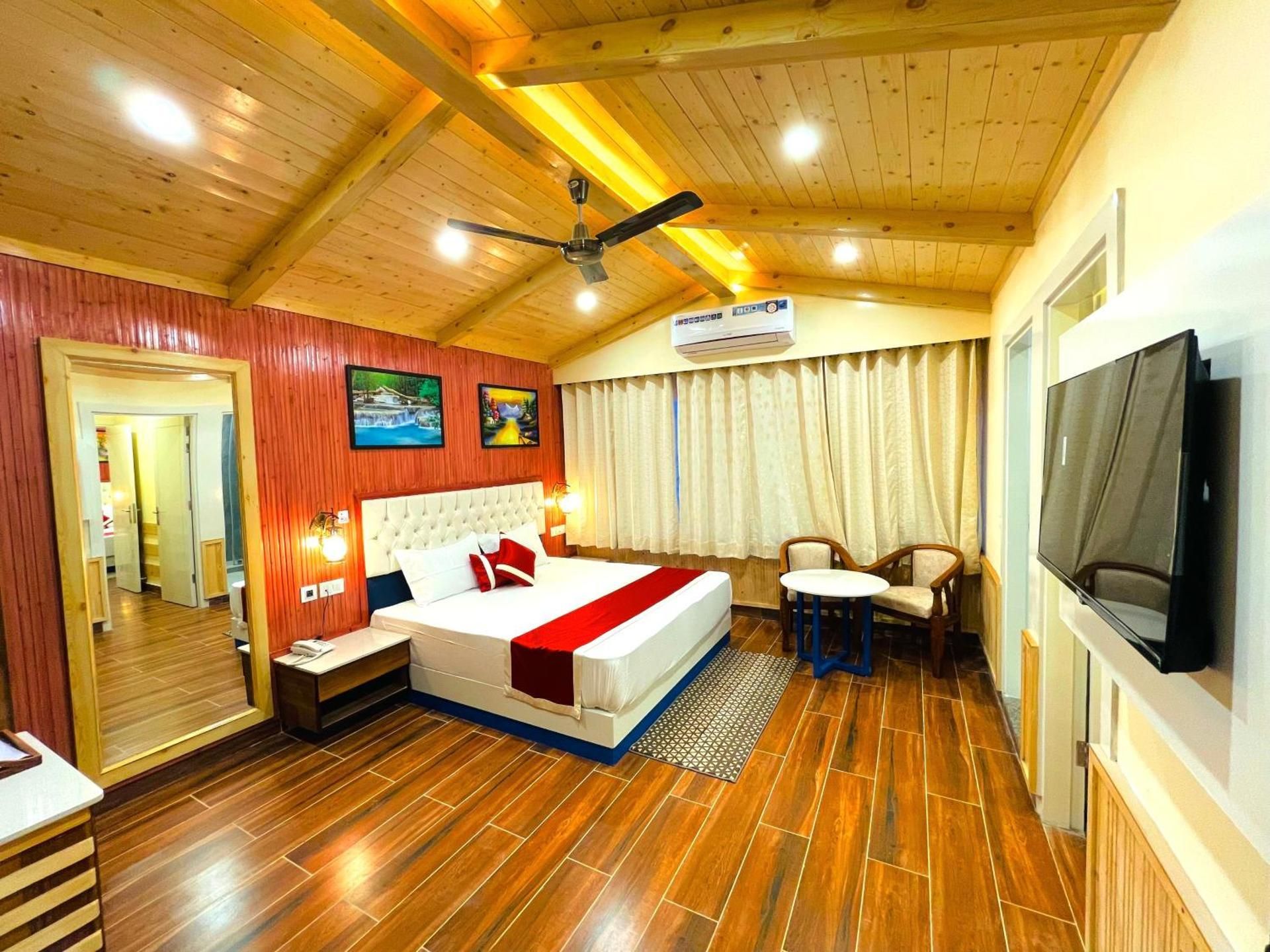 WOOD STOCK LUXURY DELUXE AC ROOM  5