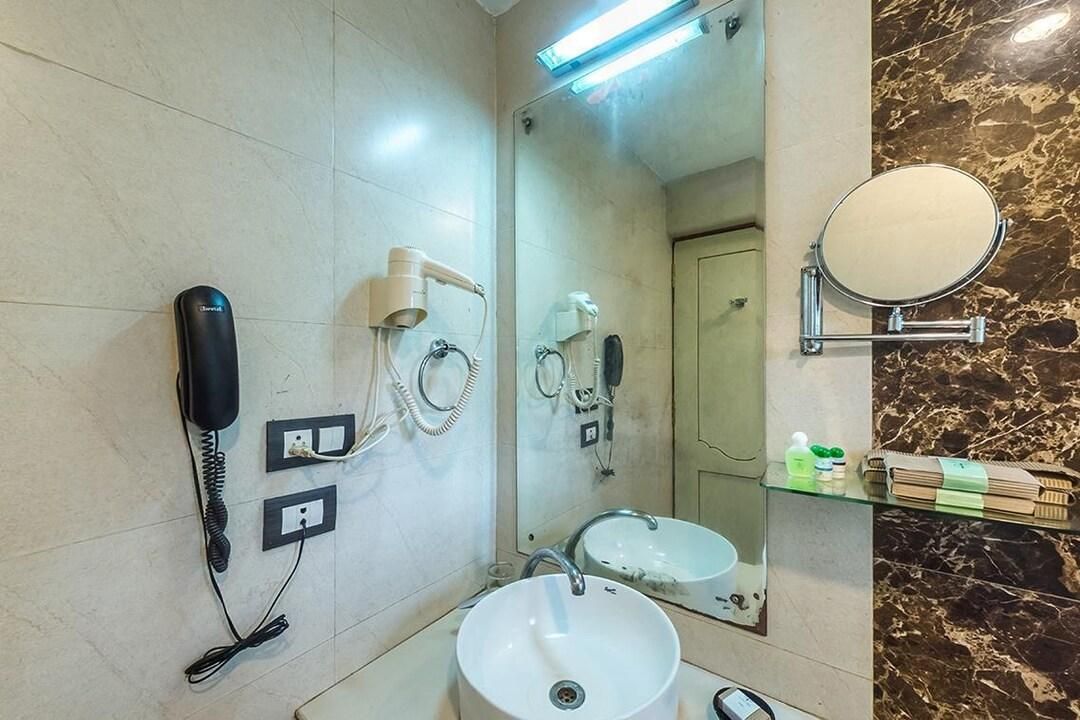 KBC GREEN PARK HOTEL Suite Room 3