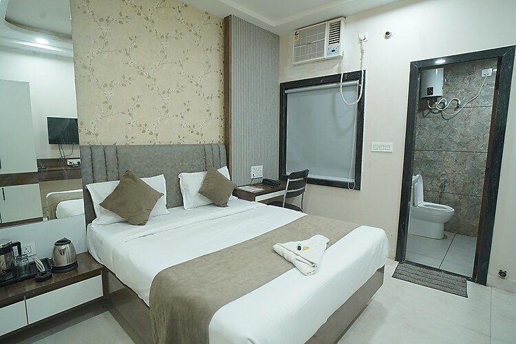 Adhiraj Inn ( 250 meter from chambal river front ) Deluxe Room