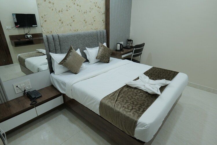 Adhiraj Inn ( 250 meter from chambal river front ) Deluxe Room 4