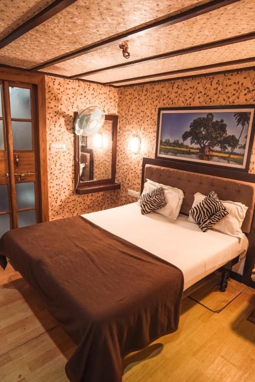 Venice Houseboats Alleppey Deluxe room on sharing Houseboats AC timings 8pm to 6 am 4