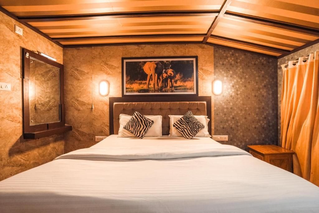 Venice Houseboats Alleppey Deluxe room on sharing Houseboats AC timings 8pm to 6 am 6