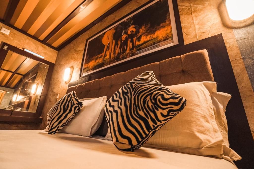 Venice Houseboats Alleppey Deluxe room on sharing Houseboats AC timings 8pm to 6 am 2