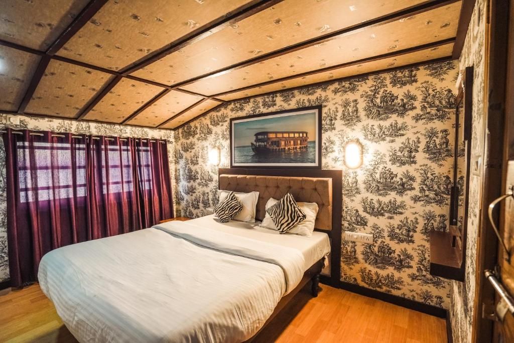 Venice Houseboats Alleppey Deluxe room on sharing Houseboats AC timings 8pm to 6 am