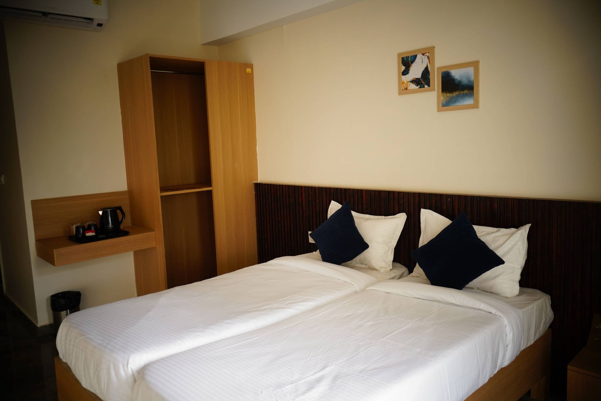 Hotel Landmark Deluxe Room 4