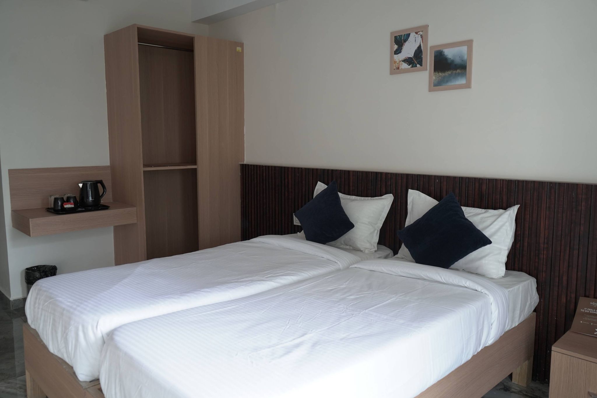 Hotel Landmark Deluxe Room 12