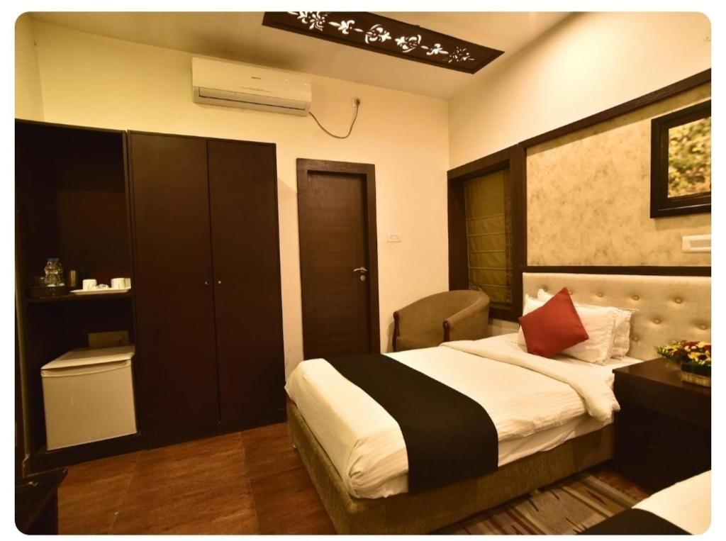 Casa Broadway Classic Room with Work Desk 2