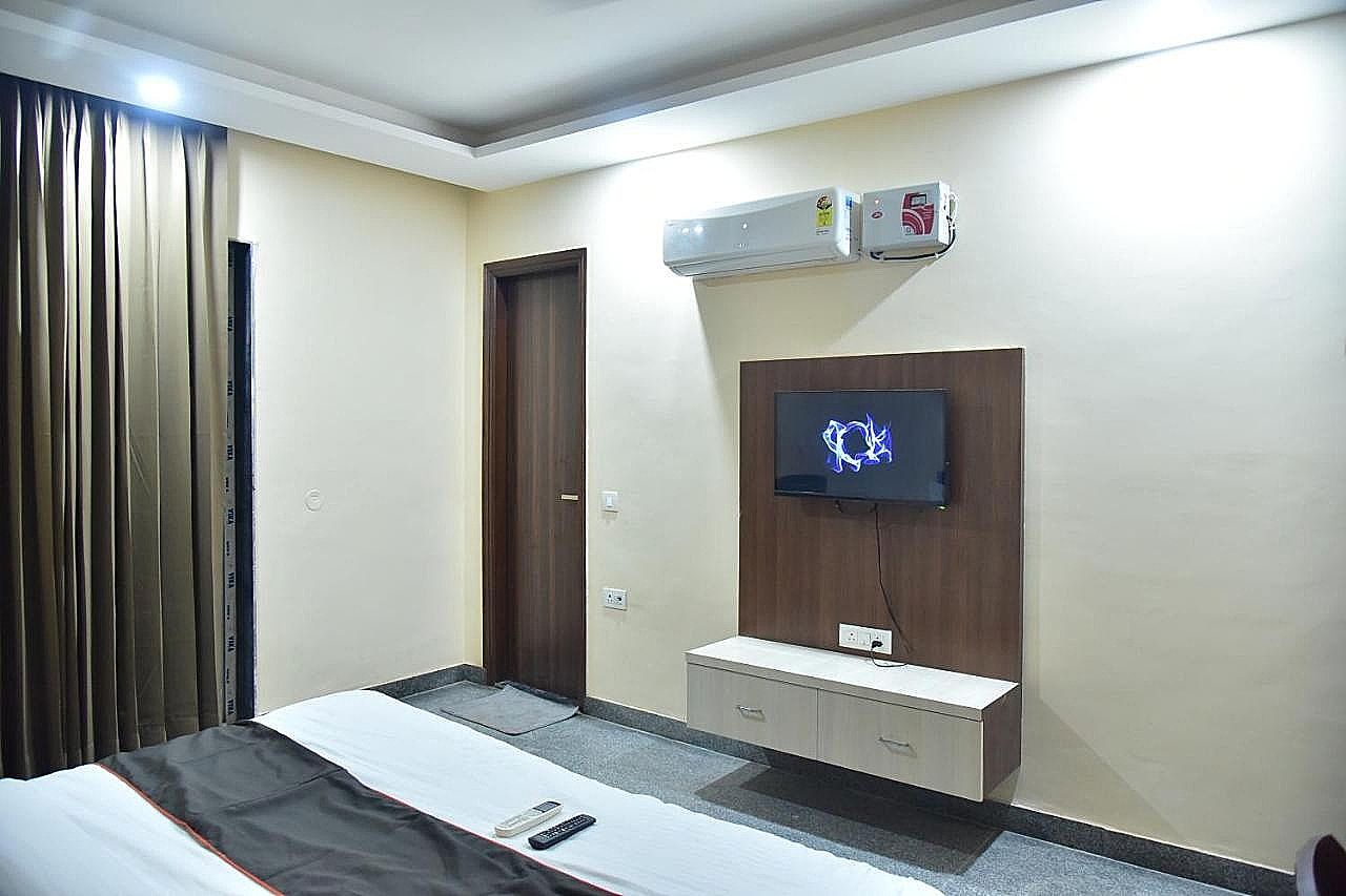 Hotel Wedlocks Premium Sohna Road Standard Room with Balcony 8