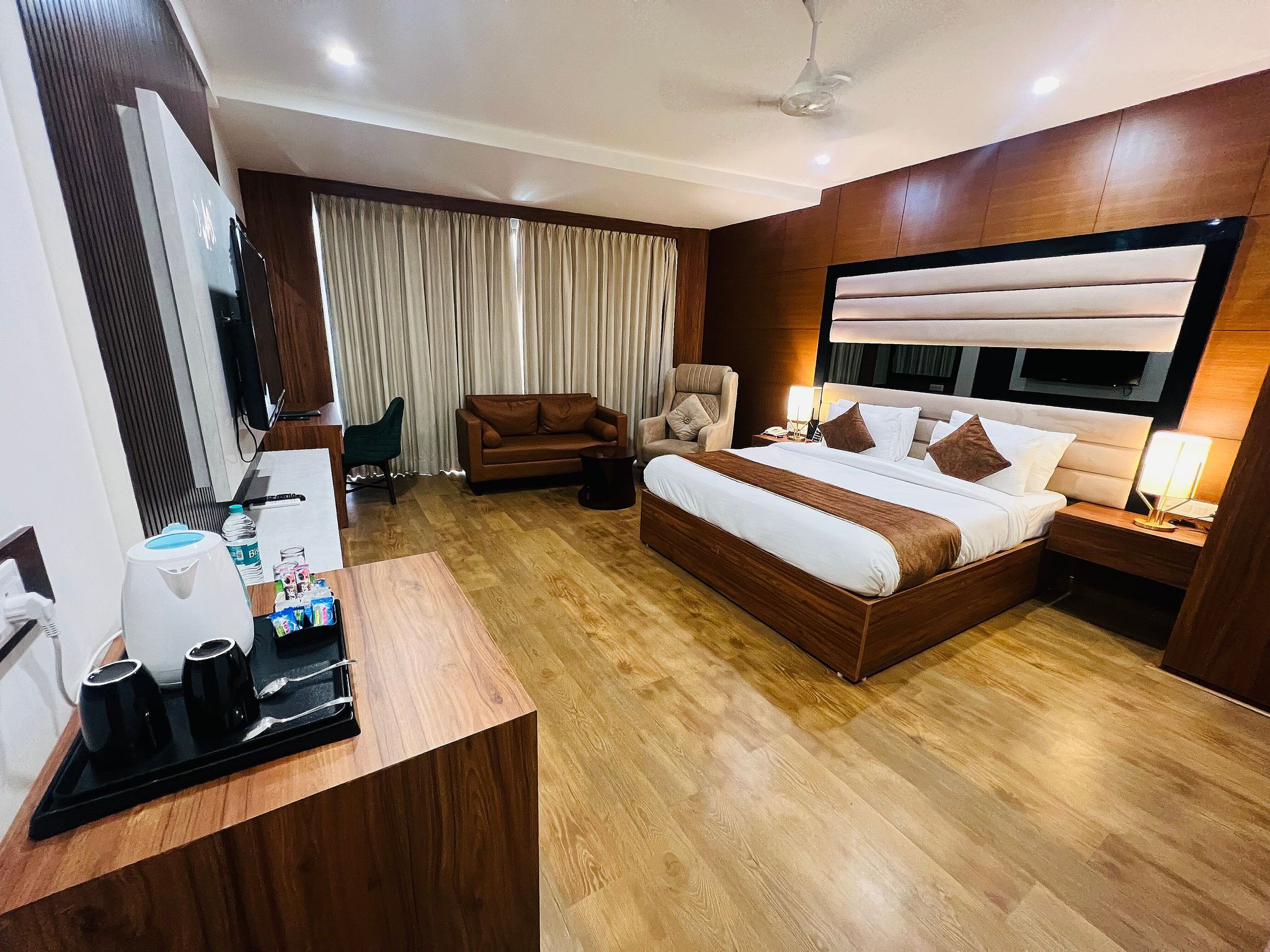 Paras inn Deluxe Room 2