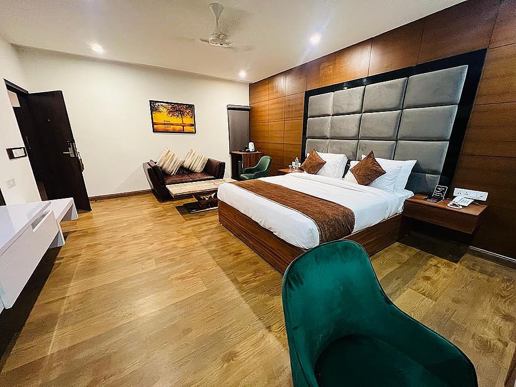 Paras inn Deluxe Room 4