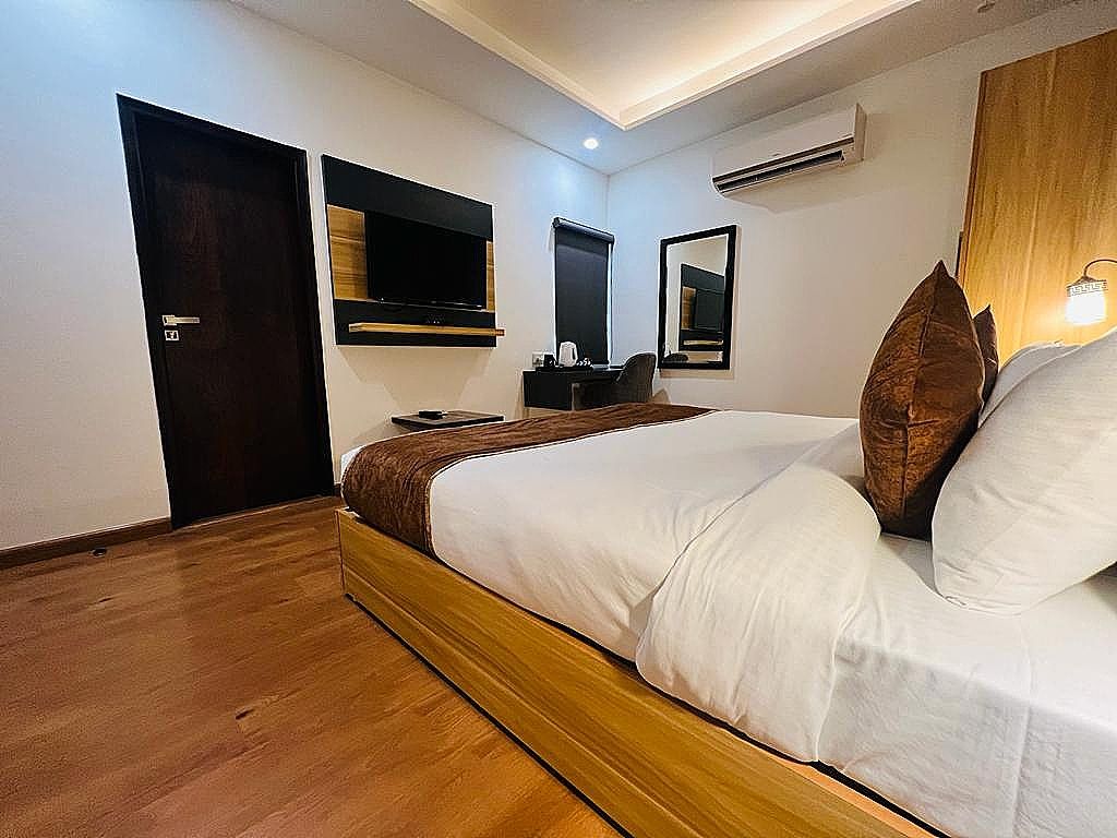 Paras inn Deluxe Room 7