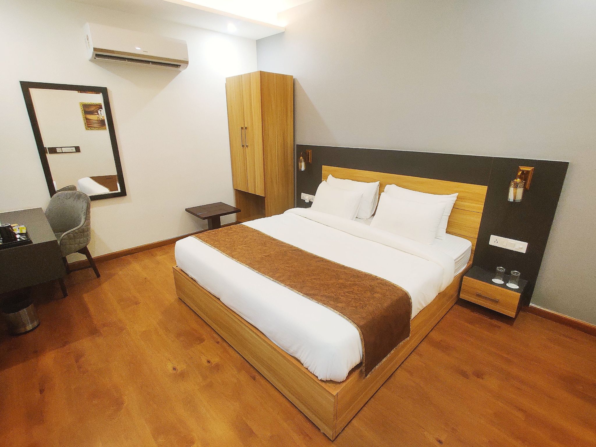 Paras inn Deluxe Room 8