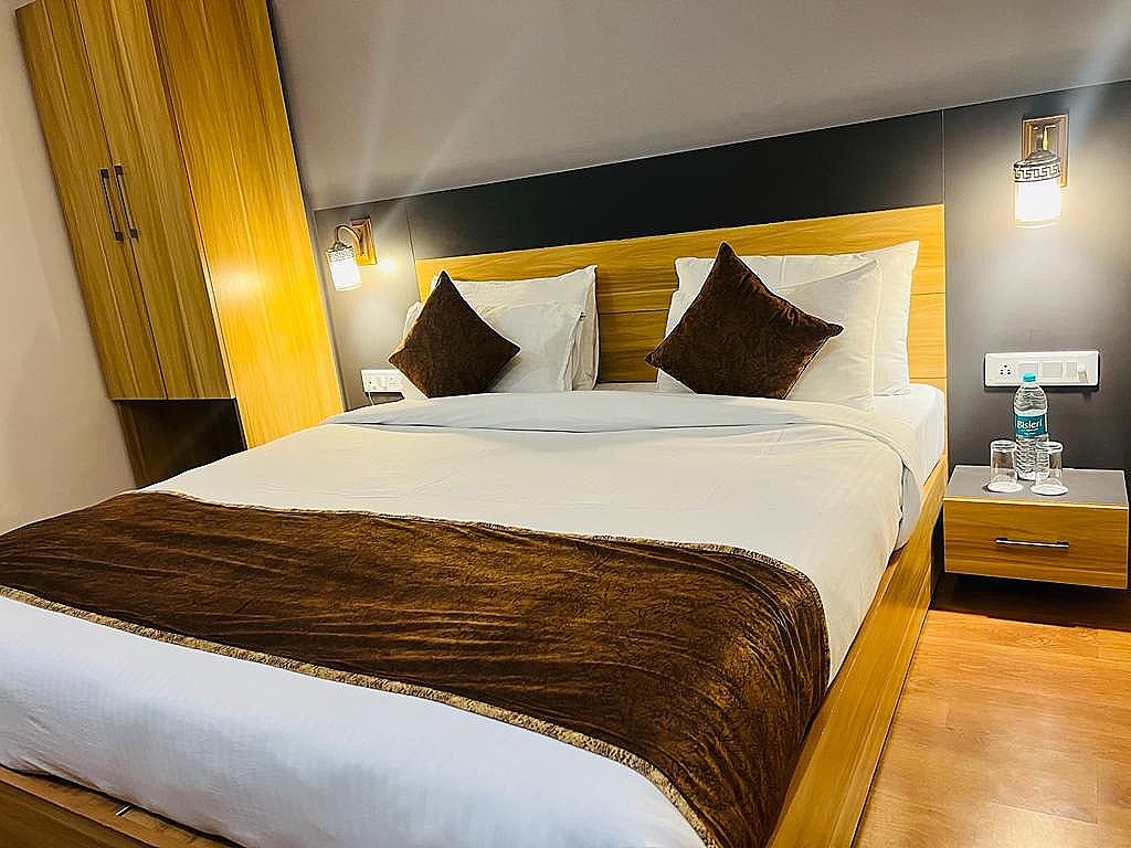 Paras inn Deluxe Room 11