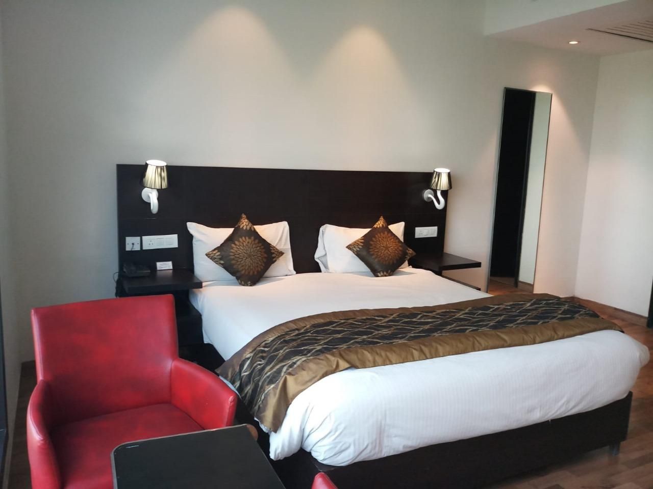 Joy Inn & Suites Deluxe Room  4