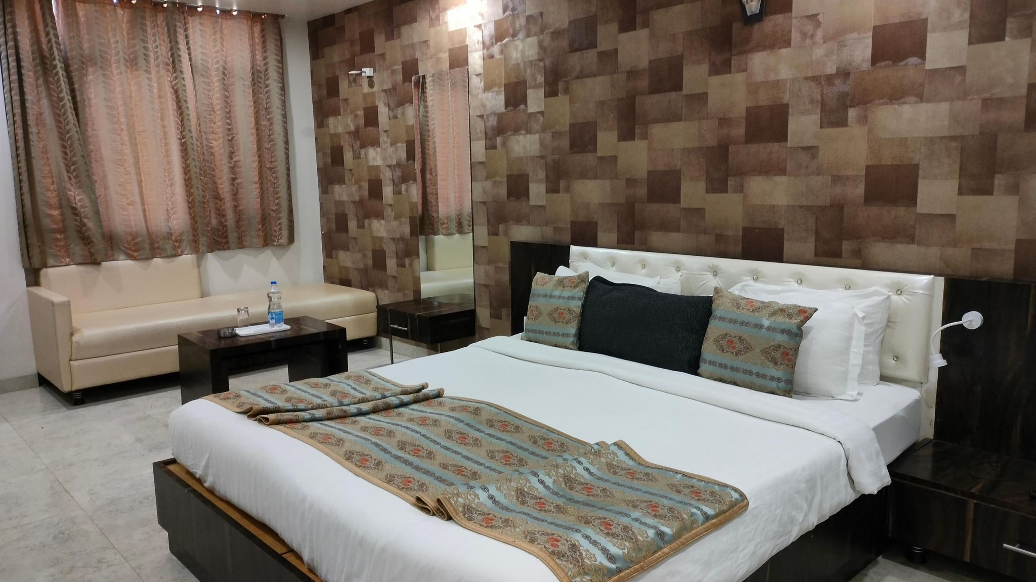 Hotel Tulip Continental Standard Room 4