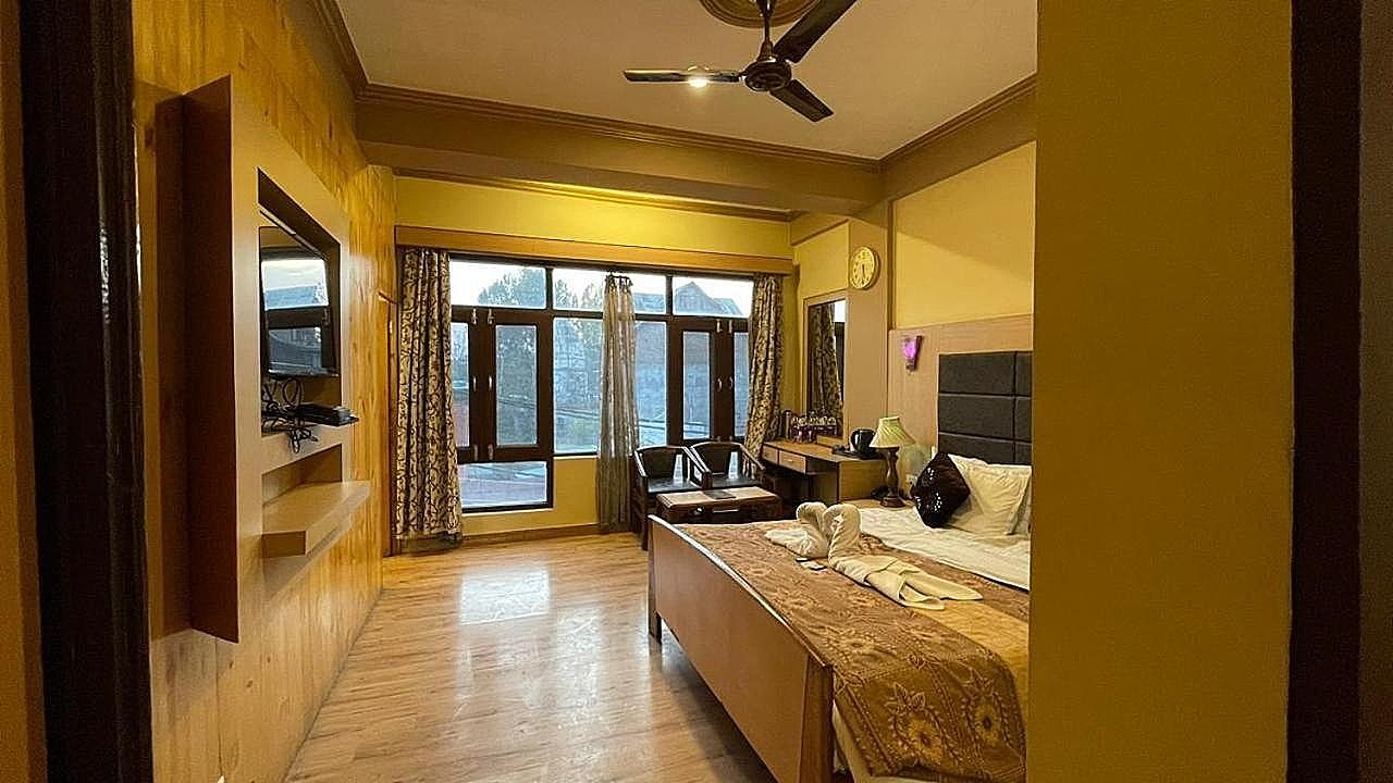 Hotel New Mamta Pure Veg Near By Dal Lake Deluxe Double Room, Lake View 4