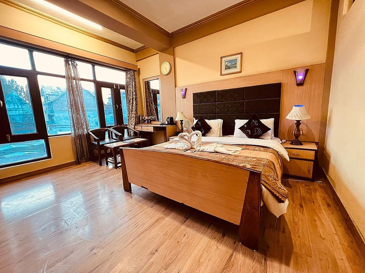 Hotel New Mamta Pure Veg Near By Dal Lake Deluxe Double Room, Lake View