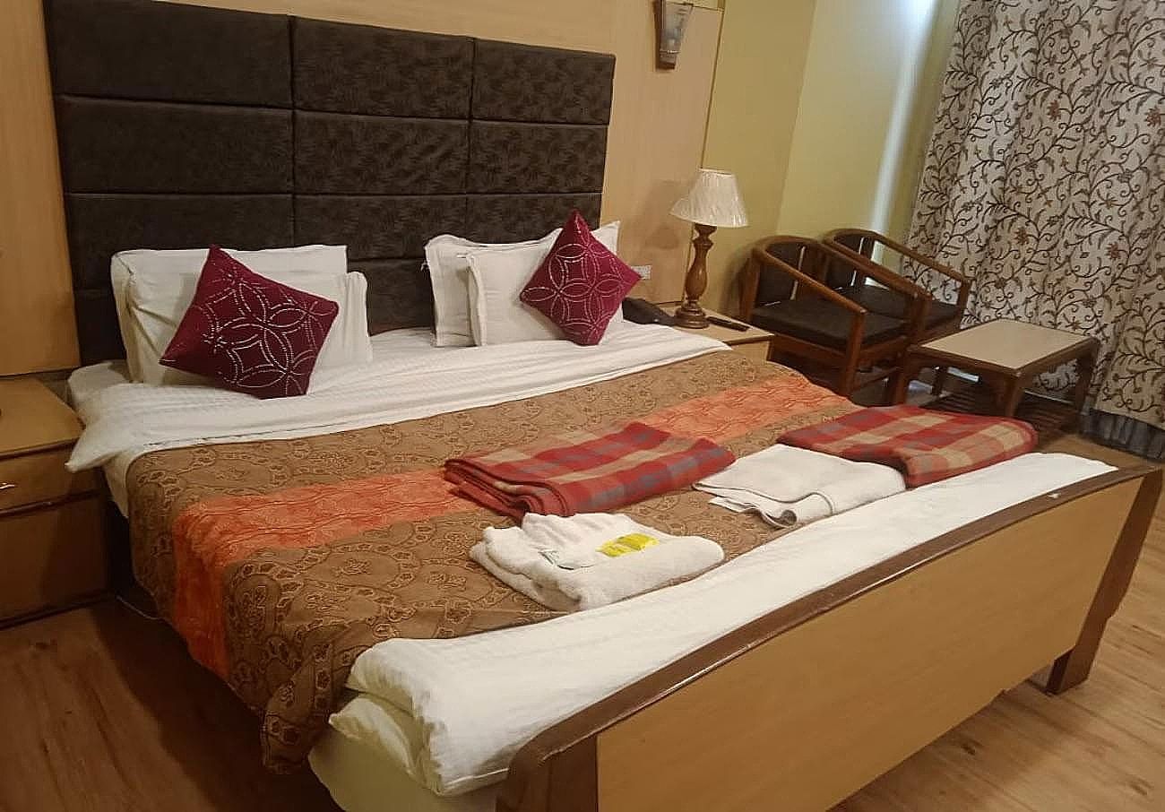 Hotel New Mamta Pure Veg Near By Dal Lake Deluxe Double Room, Lake View 2