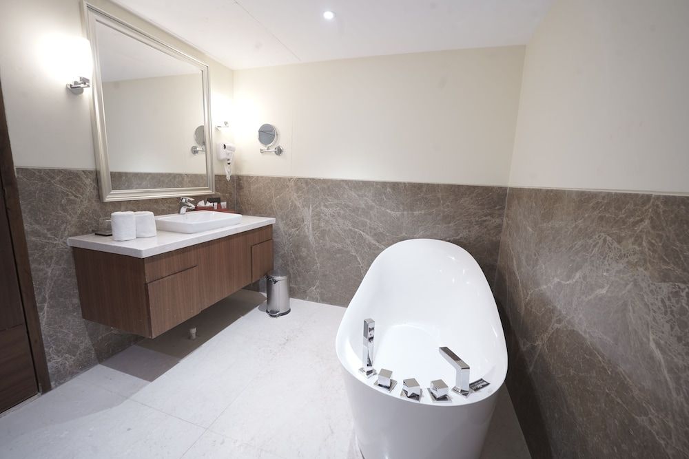 Hotel Babylon Capital Deluxe Double Room 10