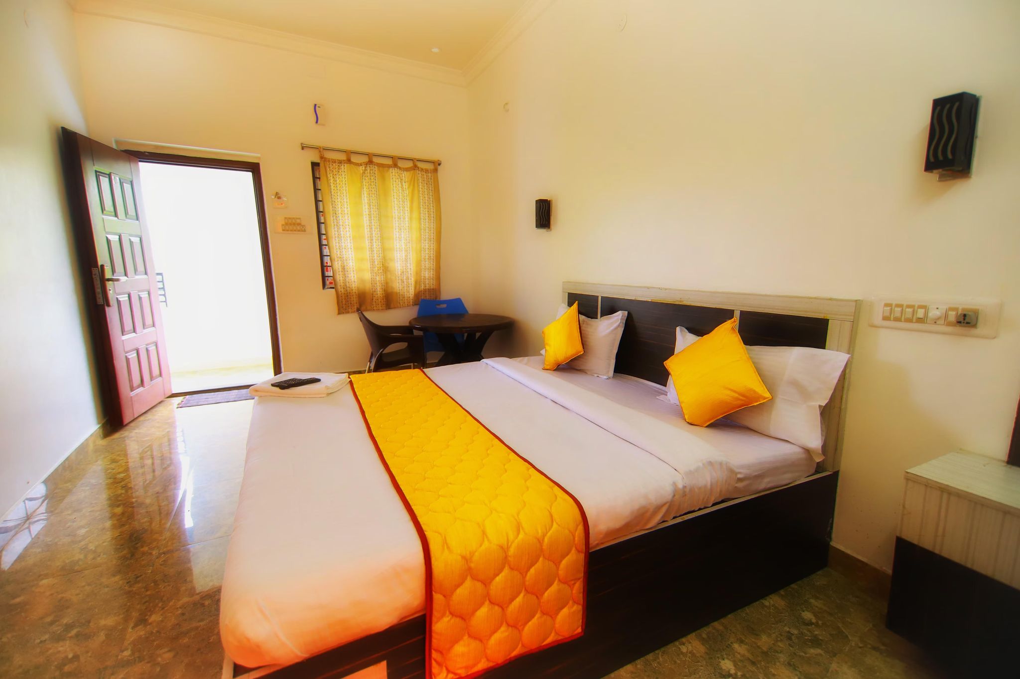 Blue Bell Holiday Inn Mini Queen -Budget Double Room 2