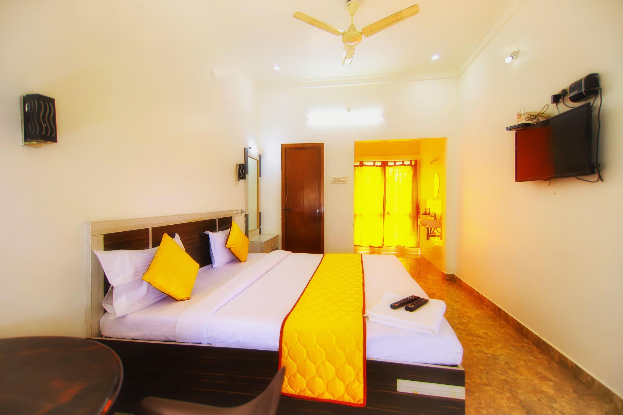 Blue Bell Holiday Inn Mini Queen -Budget Double Room 3