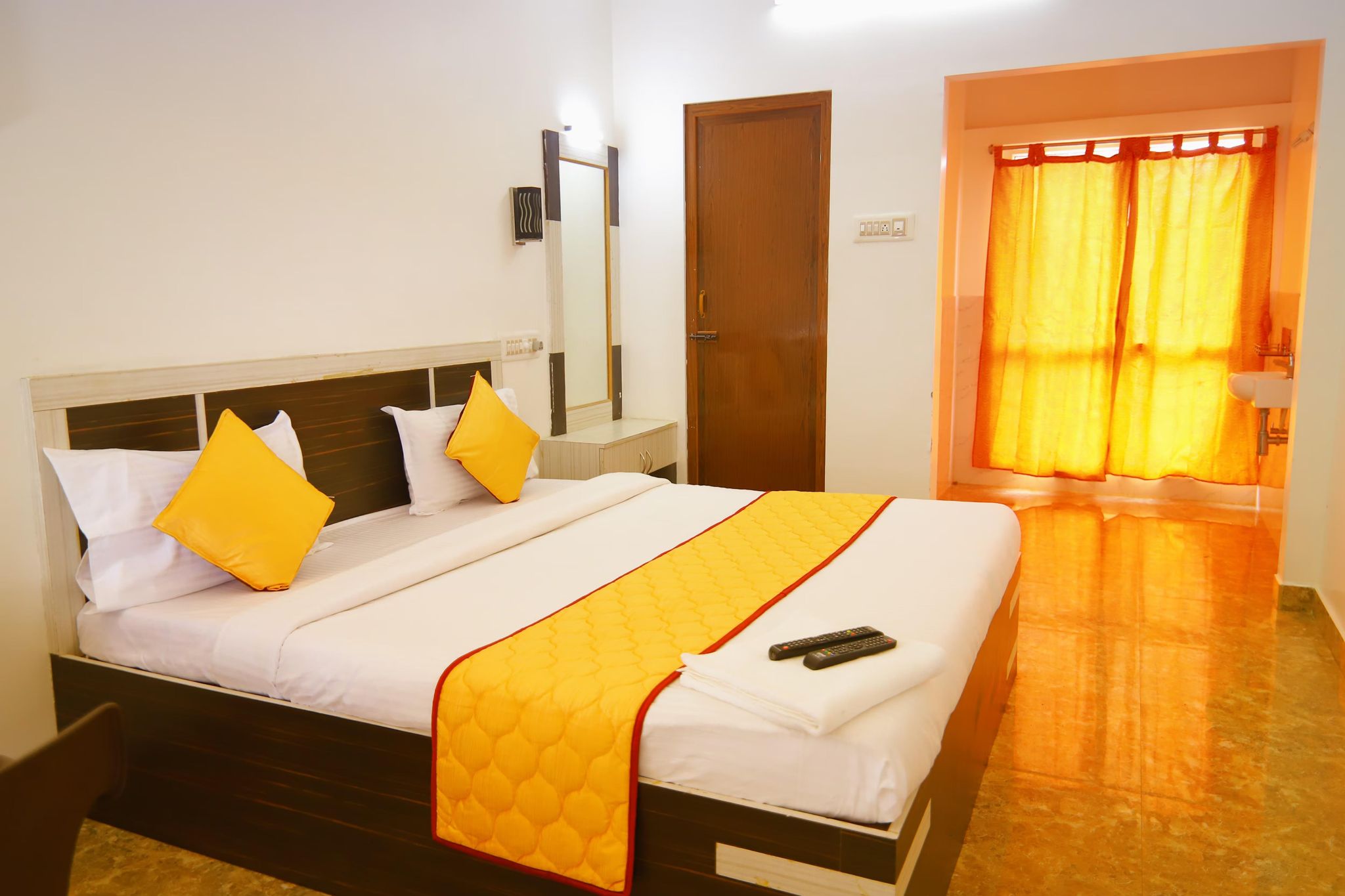 Blue Bell Holiday Inn Mini Queen -Budget Double Room