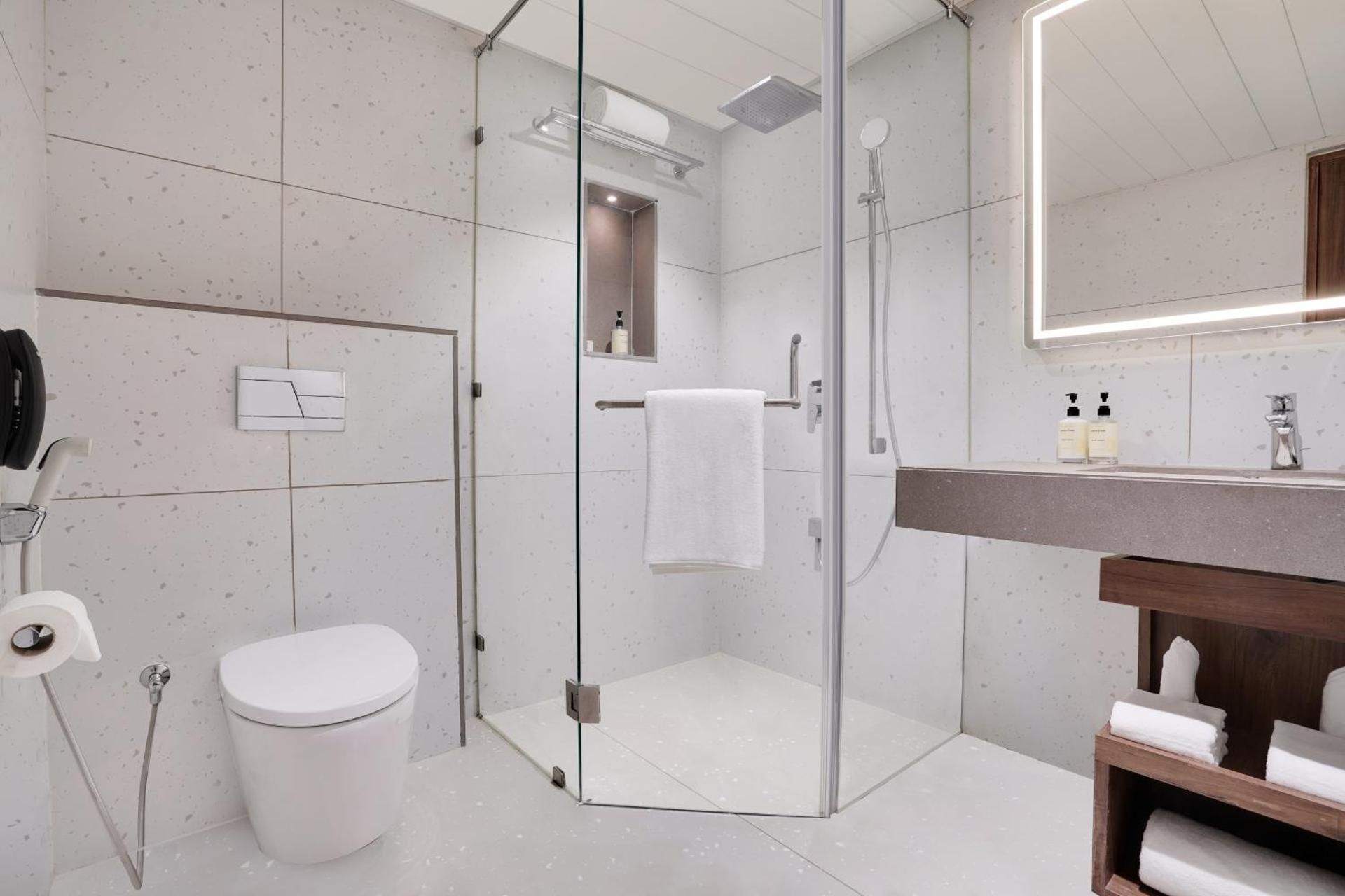 Lemon Tree Hotel, Rajkot Deluxe Room Twin 3