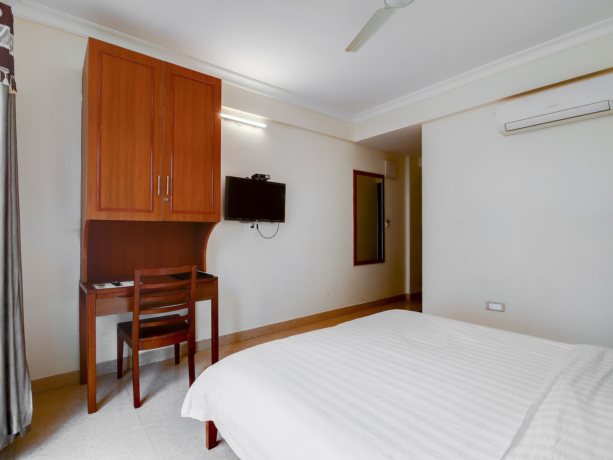 The Lounge Hotel Standard Room Non AC 7