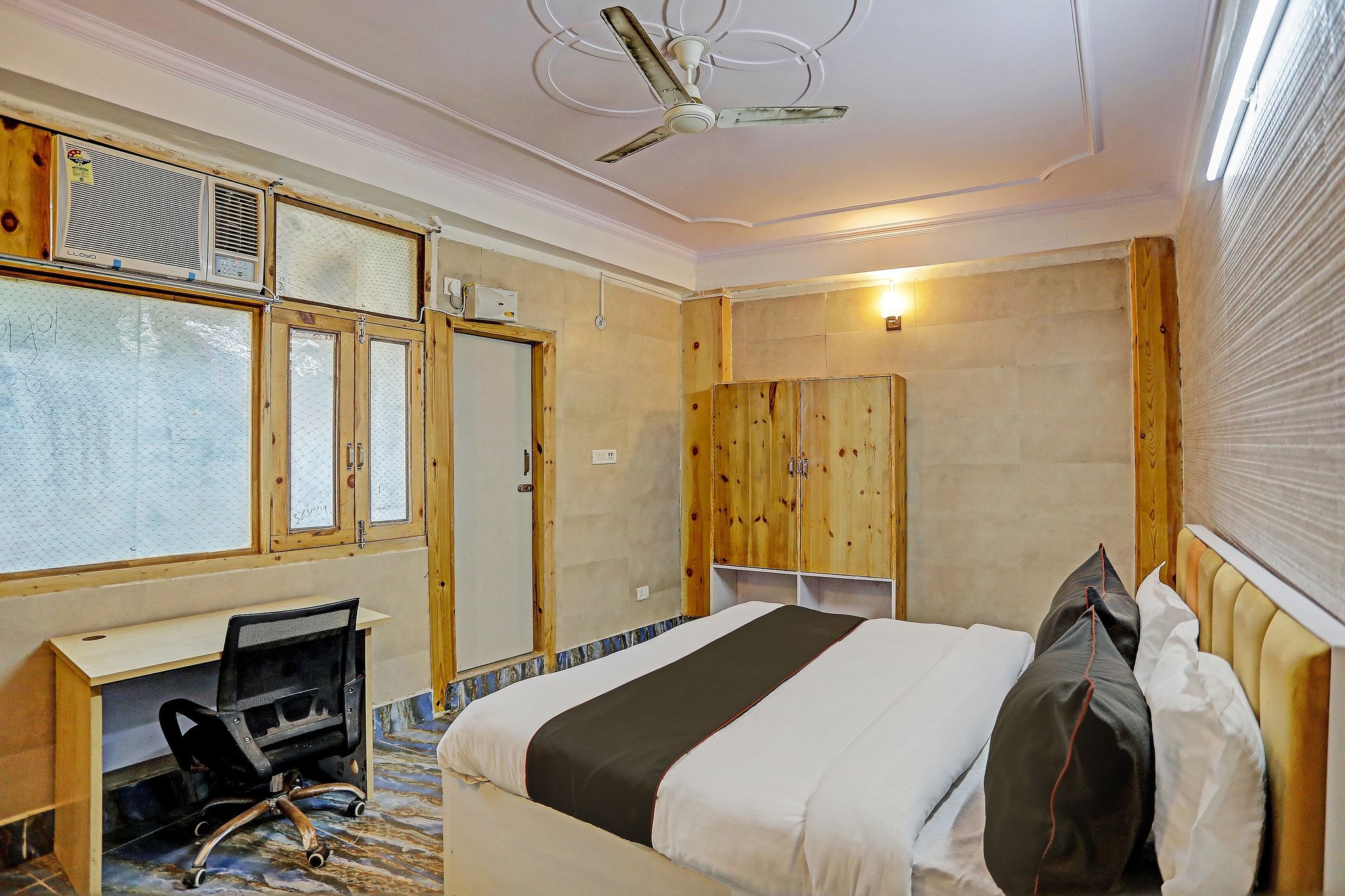 Super Collection O Umen Hotel Sector 66 Noida  Nearby Aadarsh Pariksha Kendra Classic 4