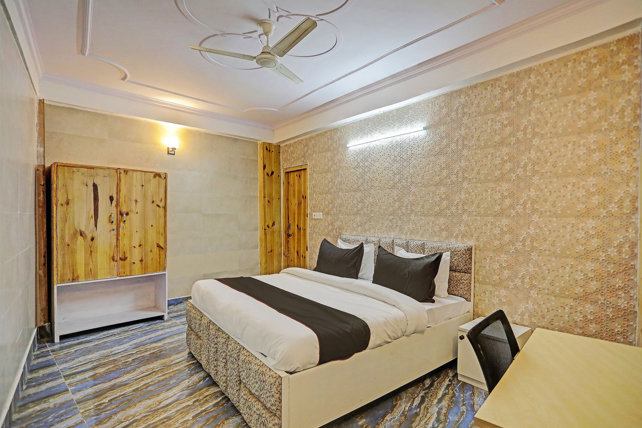 Super Collection O Umen Hotel Sector 66 Noida  Nearby Aadarsh Pariksha Kendra Classic