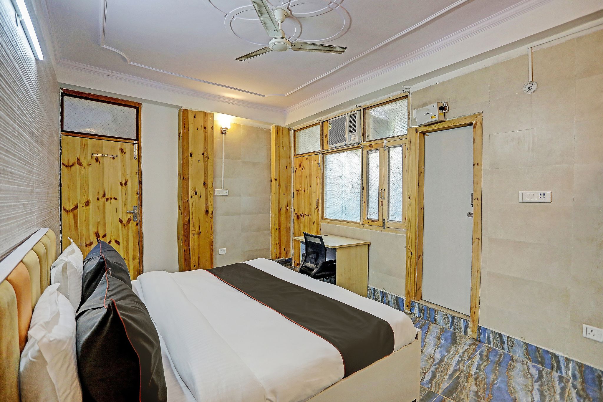 Super Collection O Umen Hotel Sector 66 Noida  Nearby Aadarsh Pariksha Kendra Classic 3