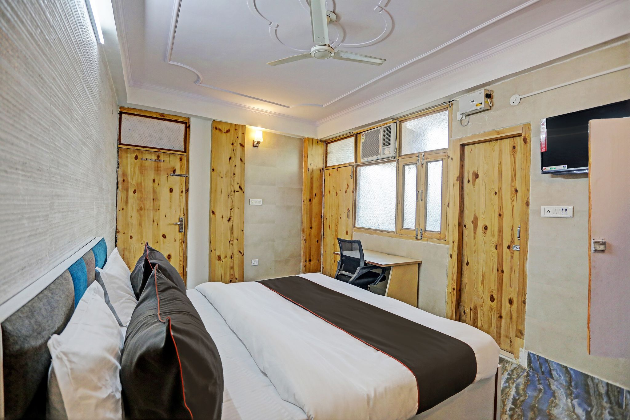 Super Collection O Umen Hotel Sector 66 Noida  Nearby Aadarsh Pariksha Kendra Classic 12