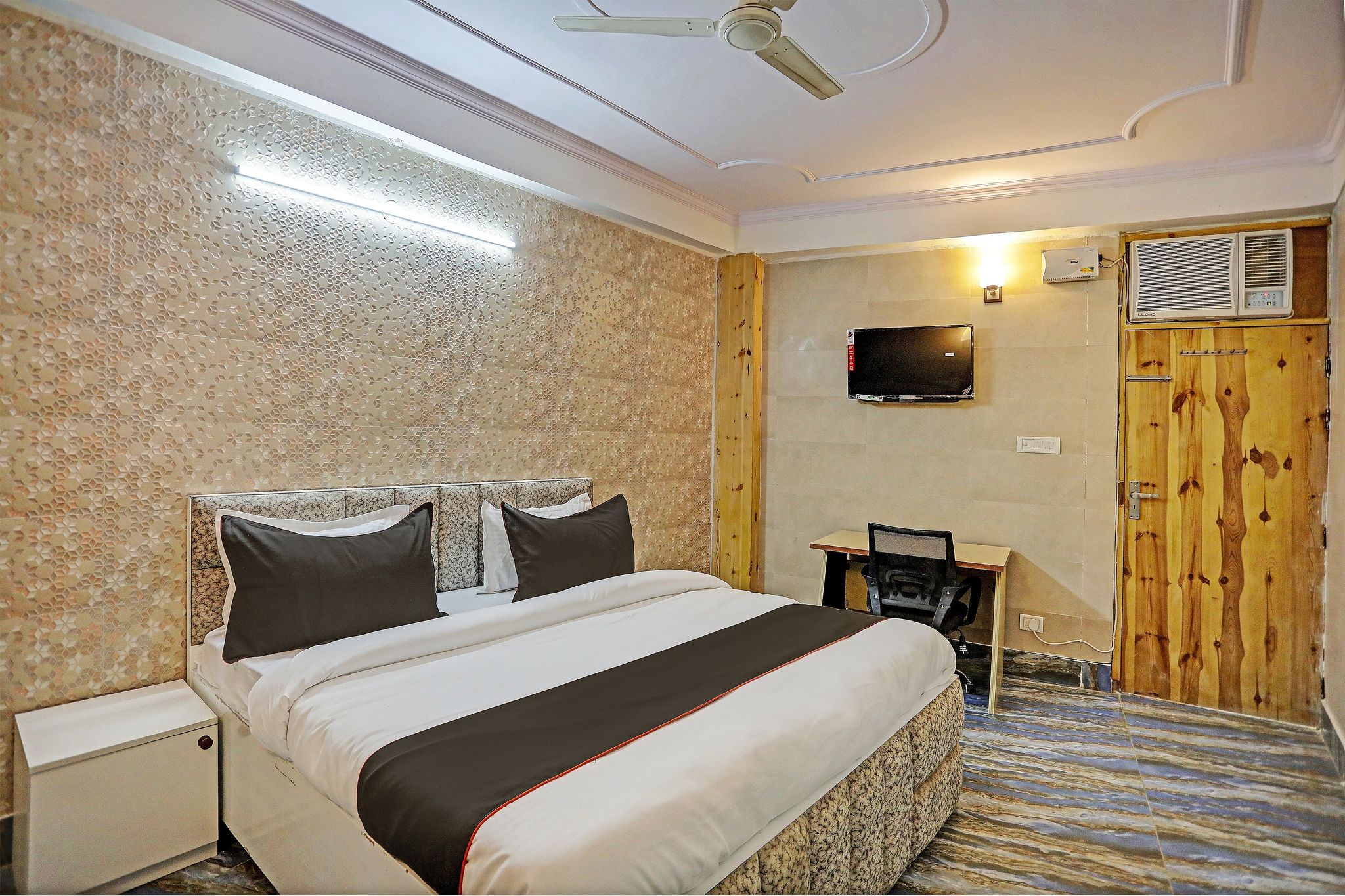 Super Collection O Umen Hotel Sector 66 Noida  Nearby Aadarsh Pariksha Kendra Classic 6