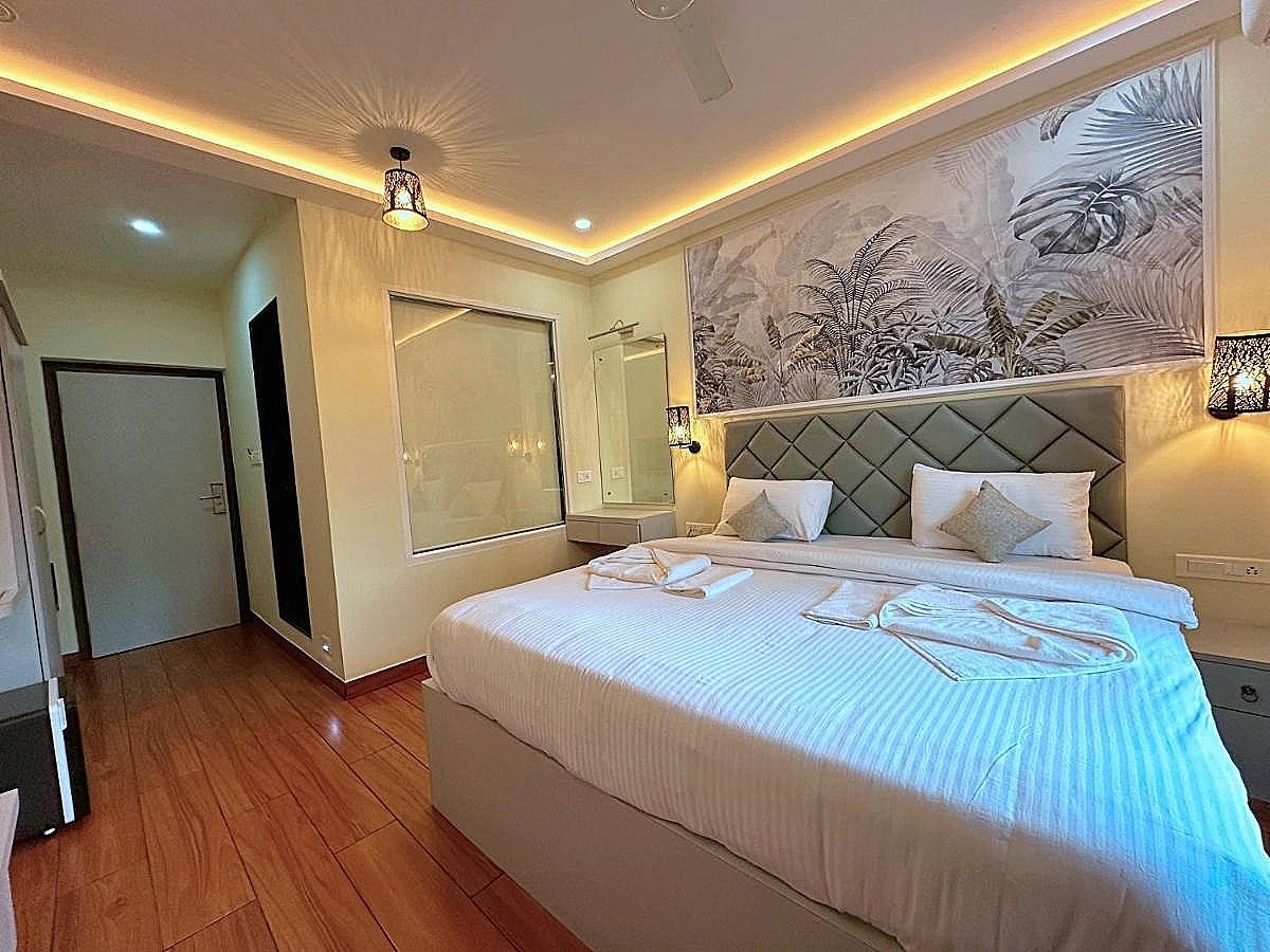 La Baga Beach Hotel Deluxe Room 4