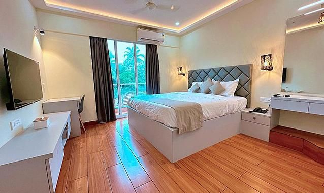 La Baga Beach Hotel Deluxe Room 7