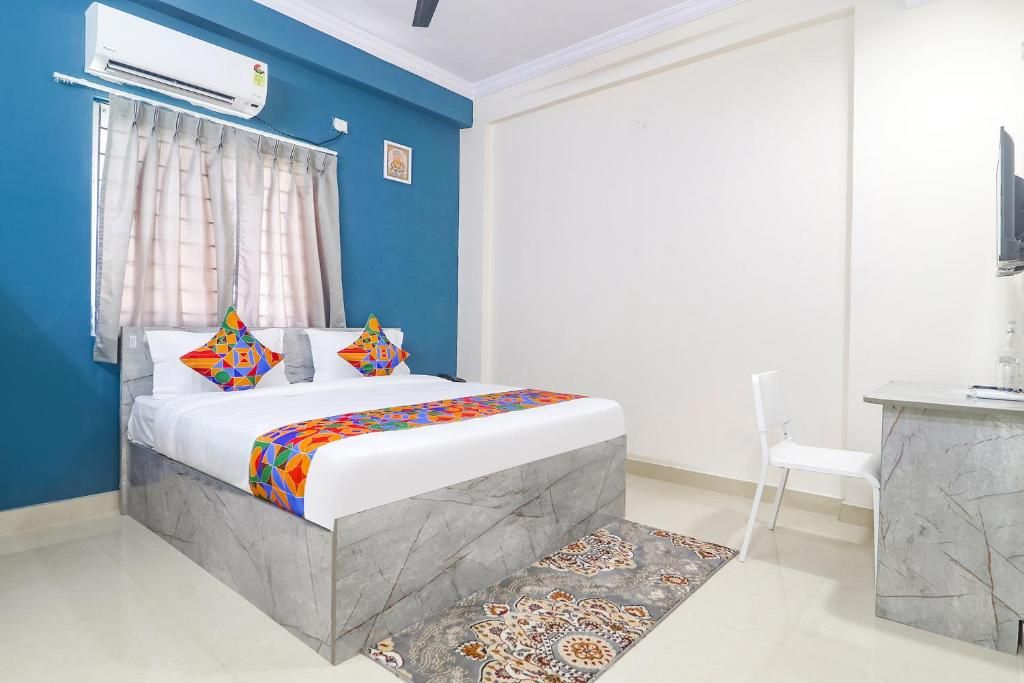  FabHotel Broholic Suites, U.S. Consulate Deluxe Room