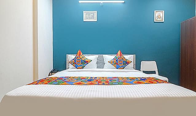  FabHotel Broholic Suites, U.S. Consulate Deluxe Room 5