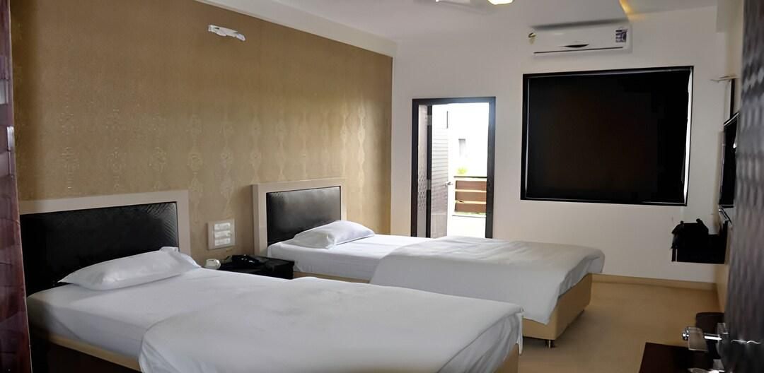 FabHotel Shades of Royal Deluxe Room 9