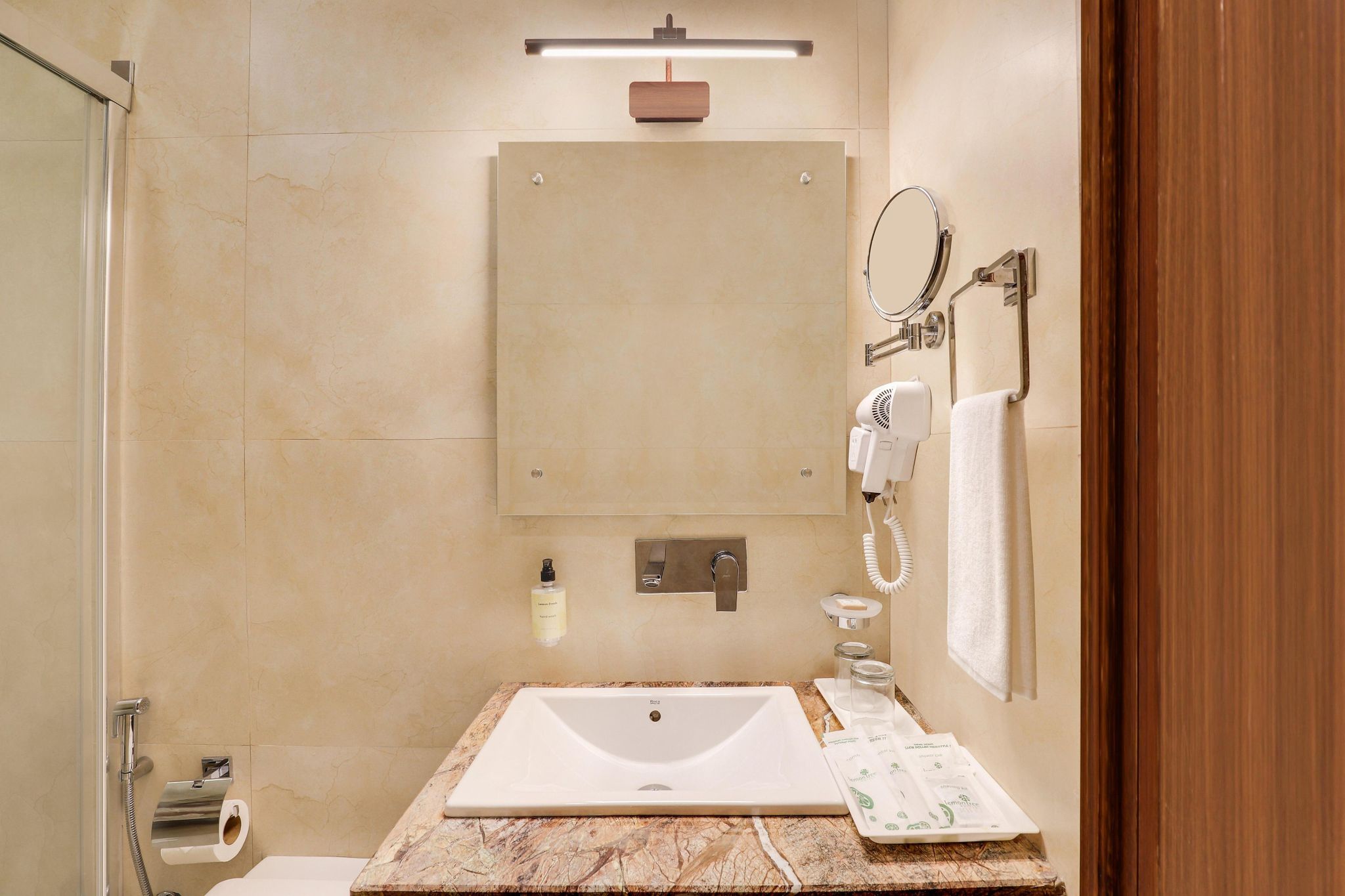 Lemon Tree Hotel, Mcleodganj Deluxe Room 6