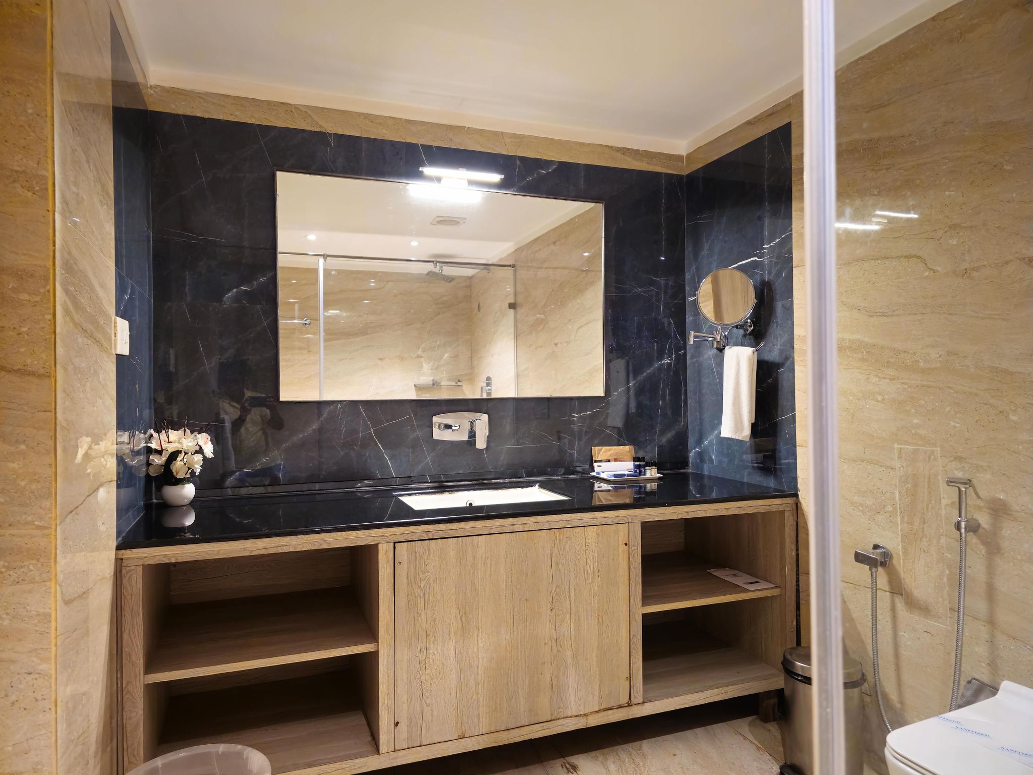 CREEK BOUTIQUE SUITE ROOM 4