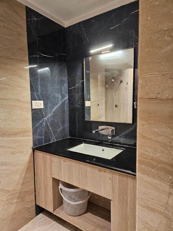 CREEK BOUTIQUE DELUXE ROOM 2