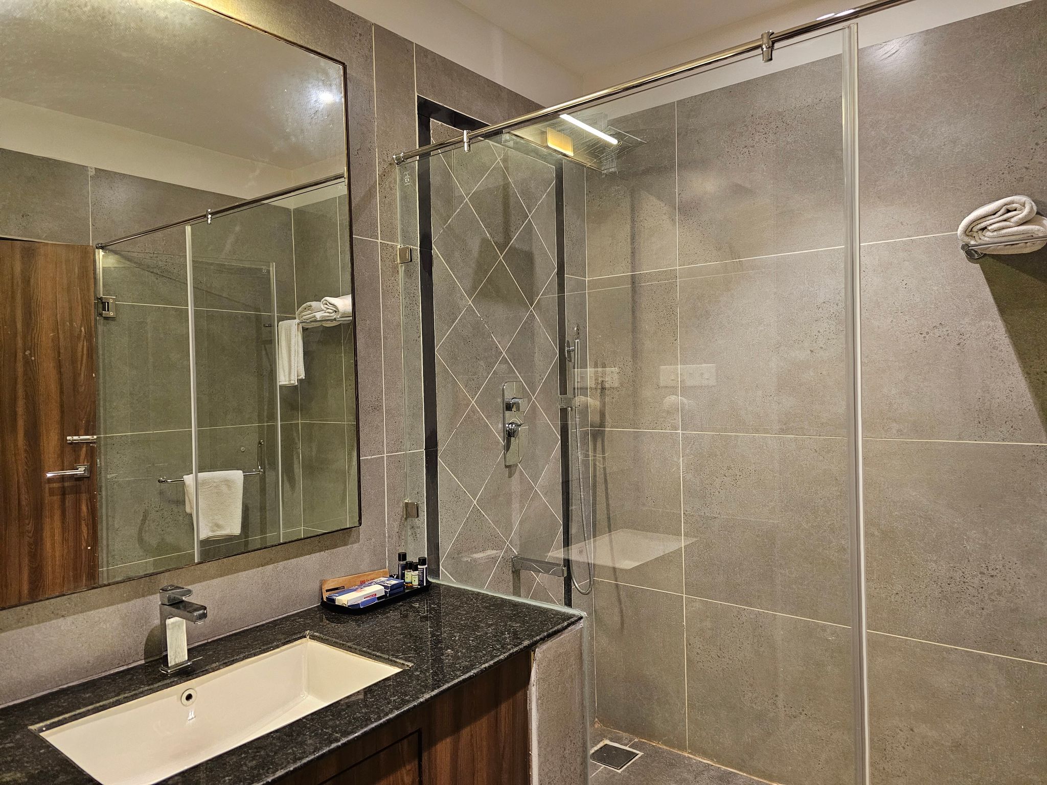 CREEK BOUTIQUE PREMIUM ROOM 9