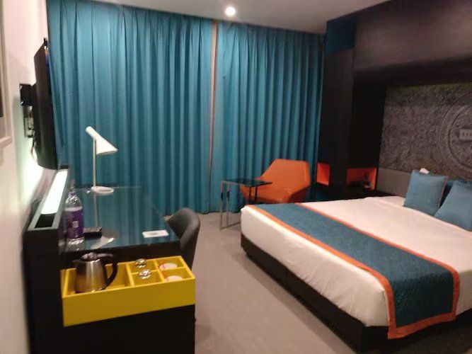 EXECUTIVE ROOM