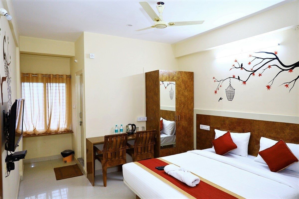 Sasthi Suites Deluxe Non AC 4