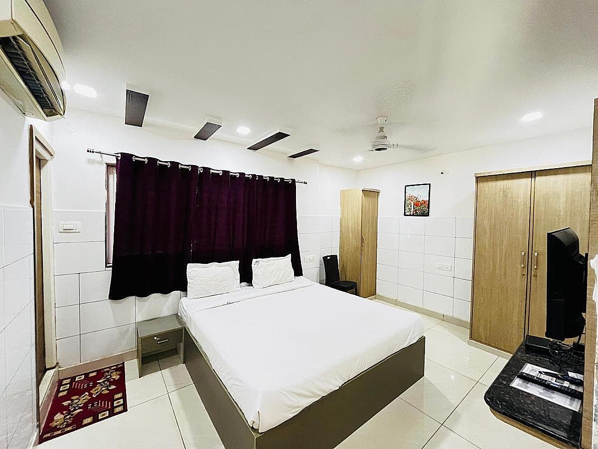 TWIN DOUBLE BED ROOM
