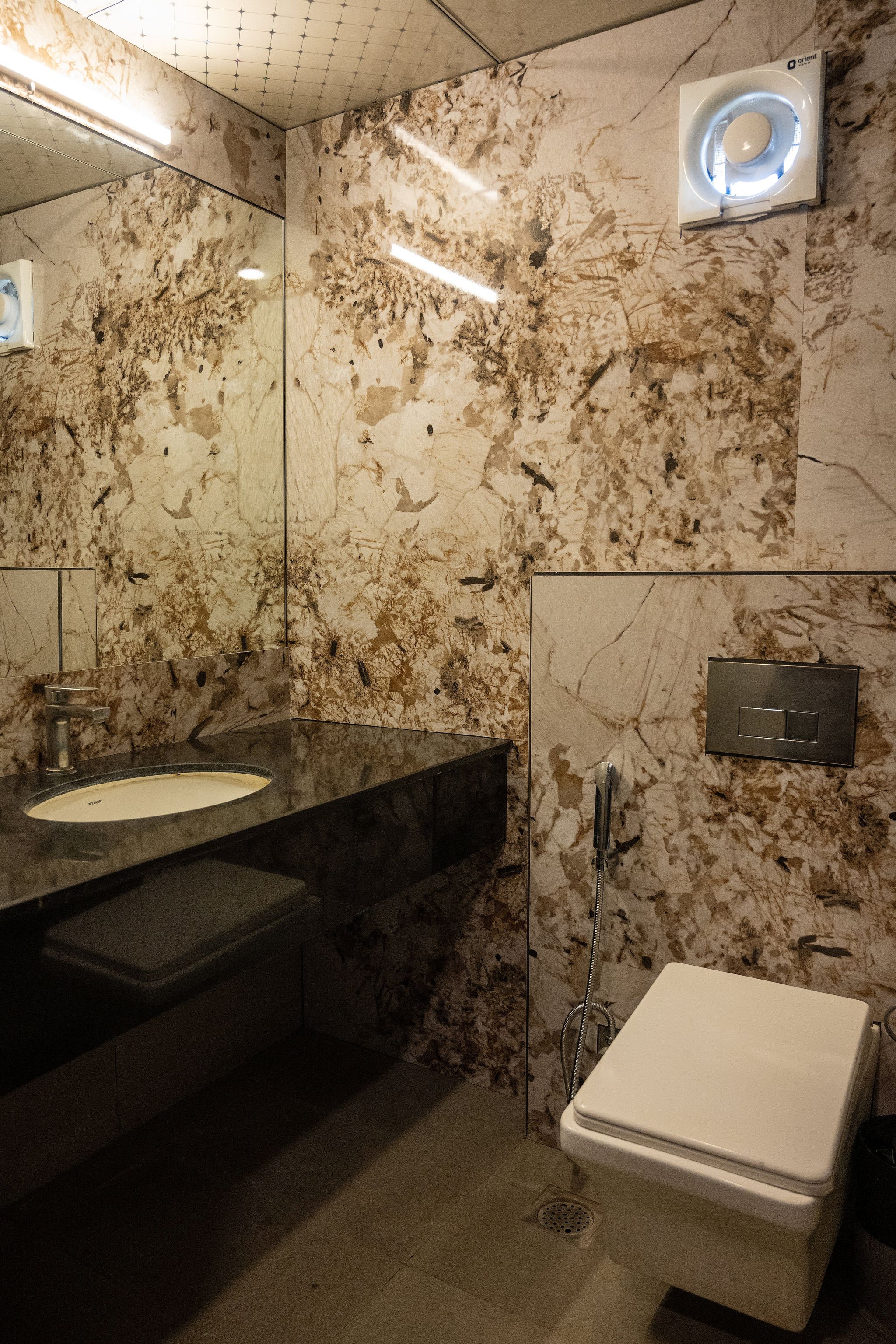 Hotel Asrani International Deluxe Executive Double Room 2