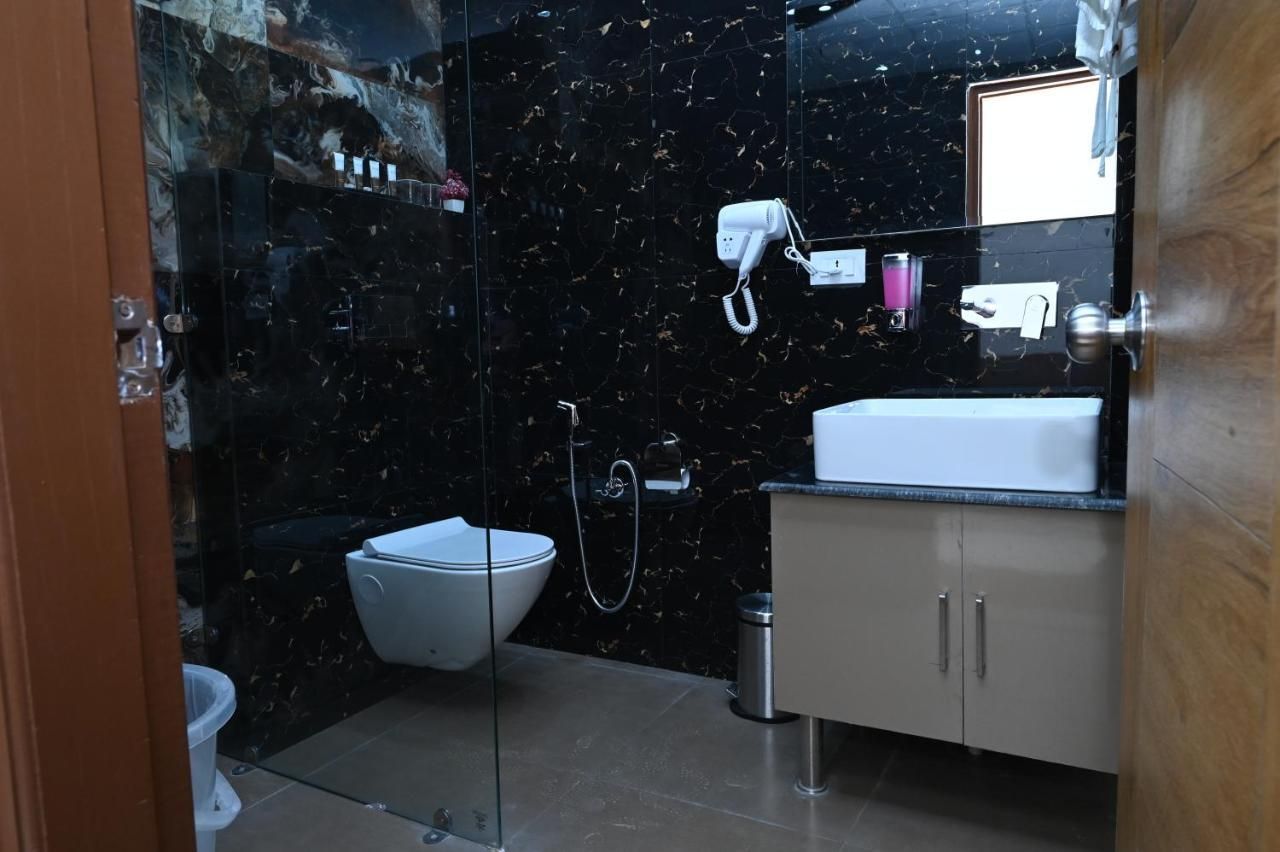 SPT Clarks Inn Suites Mandi Deluxe Room 4